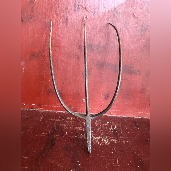 9705 Primitive Metal Hay Pitchfork Rake 3 Prong Rusty Crusty 7.5” X 14” - Picture 2 of 9